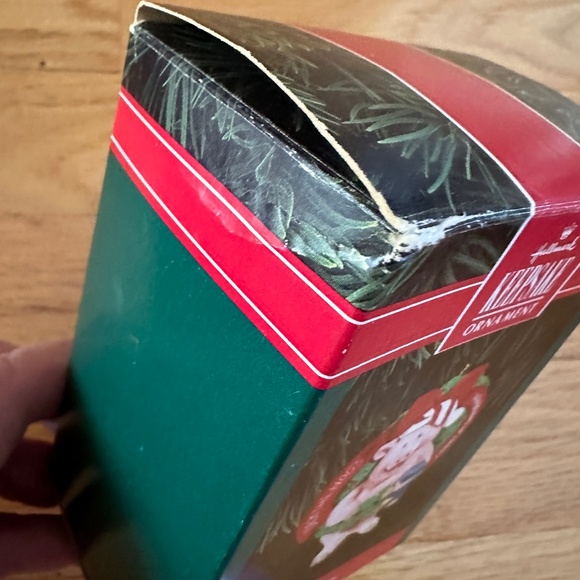 Hallmark 1992 Deck the Hogs with Boughs of Holly Ornament - Picture 16 of 16